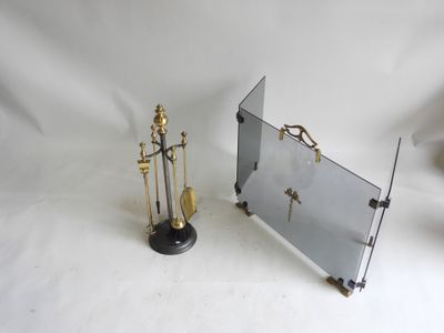 un petit miroir sur lequel est gravée une horloge, à côté d'une petite horloge