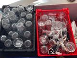 deux paniers remplis de verres à vin vides posés sur une table