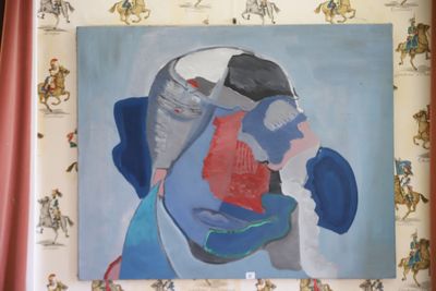 un tableau représentant un homme coiffé d'un chapeau, accroché au mur