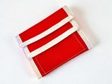 un livre rouge et blanc orné d'une bande blanche
