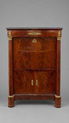 une commode ancienne en bois comportant deux tiroirs d'un côté et un tiroir de l'autre