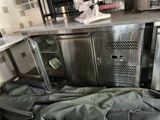 une photo d'une cuisine avec un réfrigérateur en inox