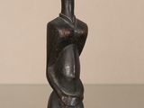 une image représentant une statue d'un homme sur un socle