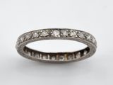 gros plan d'une bague en diamant sur fond blanc