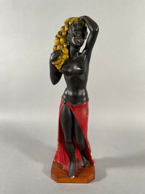 "La porteuse de bananes" Statue en plâtre peint polychrome, …
