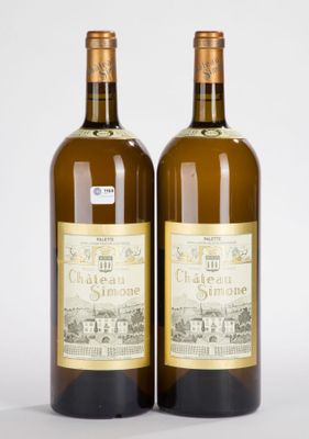 deux bouteilles de vin posées l'une à côté de l'autre sur une table