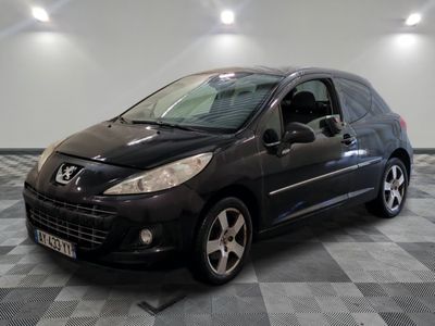 la photo d'une petite voiture noire garée dans un garage