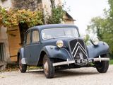une voiture bleue garée devant un bâtiment