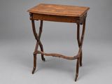 une petite table avec un plateau et un piètement en bois