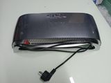 une photo d'un grille-pain posé sur une table, avec un chargeur branché dessus