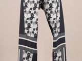 un pantalon à imprimé floral blanc et noir sur un mannequin, un mannequin, un mannequin, un mannequin, un mannequin, un mannequin, un mannequin, un mannequin, un mannequin, un mannequin, un mannequin, un mannequin, un mannequin, un mannequin, un mannequin, un mannequin, un mannequin, un mannequin, un mannequin, un mannequin, un mannequin, un mannequin, un mannequin, un mannequin, un mannequin, un mannequin, un mannequin, un mannequin, un mannequin, un mannequin, un mannequin, un mannequin, un