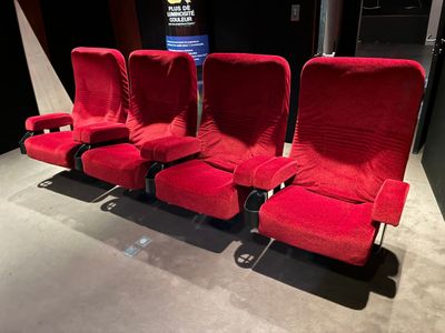 Suite de 4 fauteuils de cinéma en velours rouge