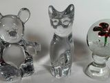 trois figurines en verre représentant des animaux, placées les unes à côté des autres