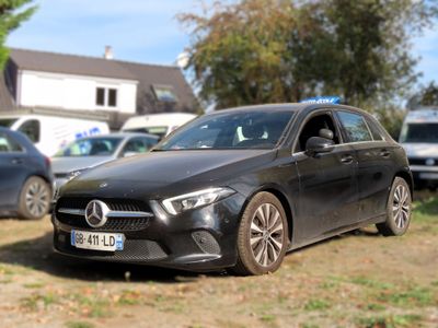 une voiture garée dans l'herbe à côté d'autres voitures