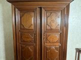 une armoire en bois dans le coin d'une pièce