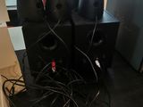 a bunch of speakers that are sitting on the floor