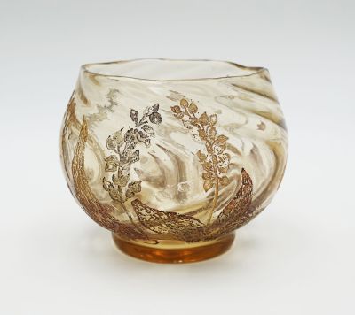 un bol en verre ancien orné de motifs dorés et blancs