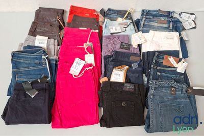 de nombreux jeans posés sur une table