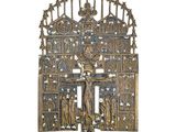 une image représentant une croix métallique surmontée d'un crucifix