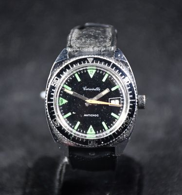 gros plan d'une montre sur une surface noire
