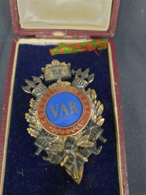 une photo d'une médaille dans un écrin posé sur une table