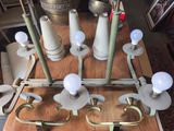 une table sur laquelle sont posées plusieurs lampes