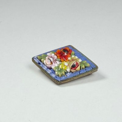 une petite assiette de nourriture posée sur une table blanche