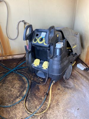 une machine posée sur le sol du garage