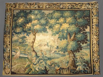 une image d'une tapisserie accrochée au mur d'une pièce