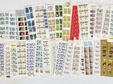 de nombreux types de timbres différents sur un fond blanc