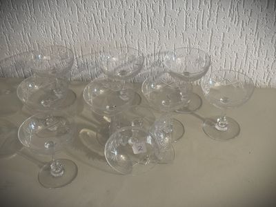 de nombreux verres à vin vides posés sur une table