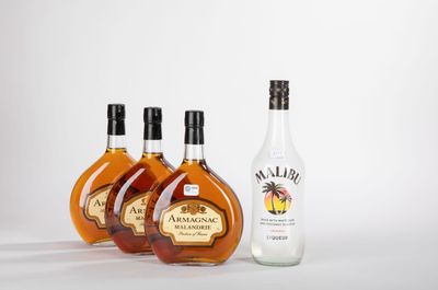 trois bouteilles d'alcool posées les unes à côté des autres sur une surface blanche