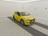 une voiture jaune garée dans une pièce au sol en damier
