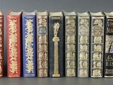 plusieurs livres sont alignés sur une surface grise