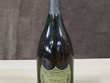 une vieille bouteille de champagne posée sur une table en bois