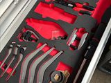 quelqu'un tient une trousse à outils dans une boîte à outils