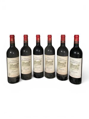six bouteilles de vin sont alignées sur une surface blanche