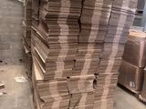 une grande pile de cartons entreposée dans un entrepôt