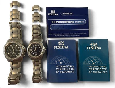trois montres sont assises l'une à côté de l'autre sur une surface blanche