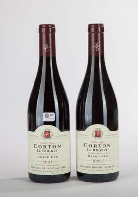 deux bouteilles de vin rouge posées l'une à côté de l'autre sur une table