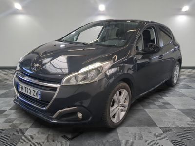 la voiture noire est garée dans le garage sur le sol en damier