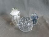 trois vases en verre posés sur une table