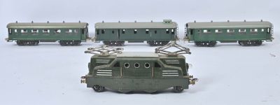 quatre petits trains miniatures posés sur une surface blanche
