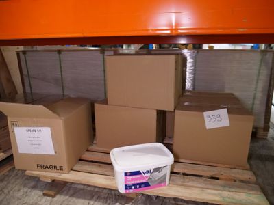 plusieurs boîtes sur une palette dans un entrepôt