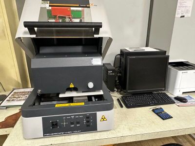 une image représentant un ordinateur et une imprimante posés sur un bureau