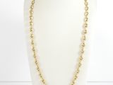 un collier à chaîne en or sur un mannequin mannequin mannequin mannequin mannequin mannequin mannequin mannequin mannequin mannequin