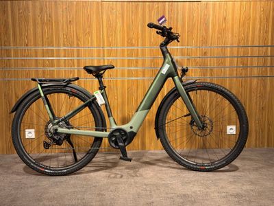 un vélo garé devant un mur en bois