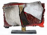 une œuvre d'art exposée sur un socle