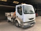 un camion blanc garé dans un garage