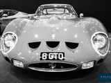 photographie en noir et blanc d'une voiture de sport exposée dans un showroom
